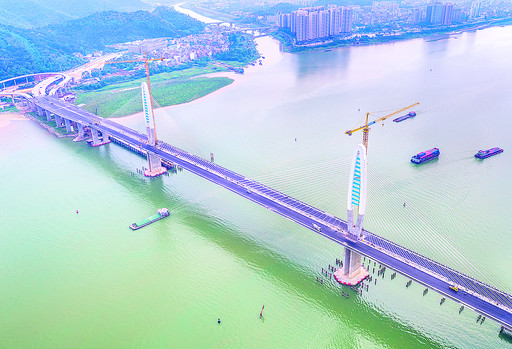 阅江大桥 桥面完成摊铺 力争6月底建成
